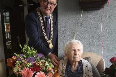 Burmistrz odwiedził niezwykłą jubilatkę - skończyła 100 lat